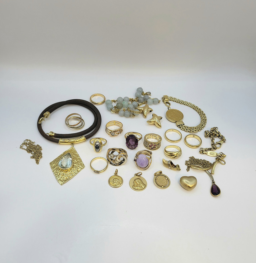Vari oggetti oro pietre diamantini