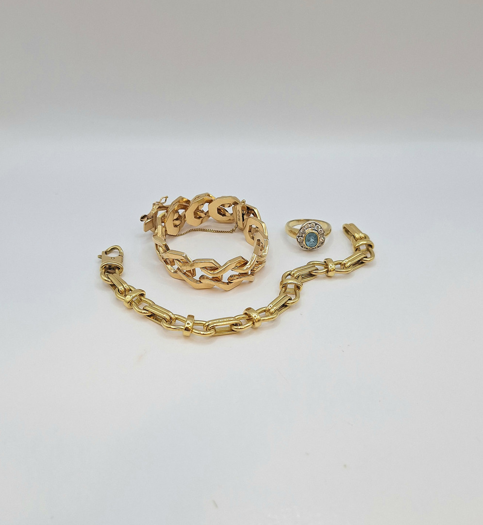 Due bracciali e anello oro pietre