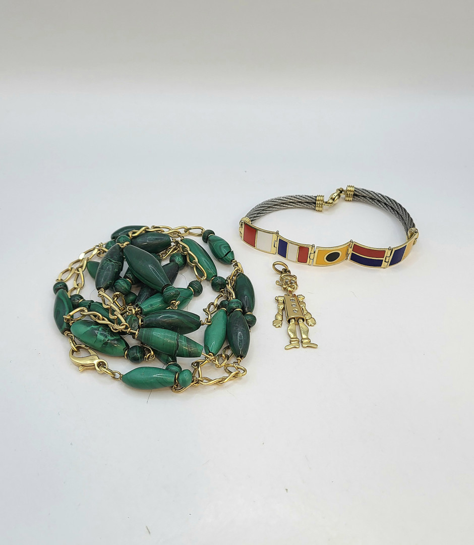 Vari oggetti oro smalti pietre acciaio diamanti