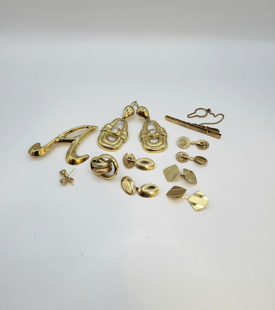 Vari oggetti in oro pietre 