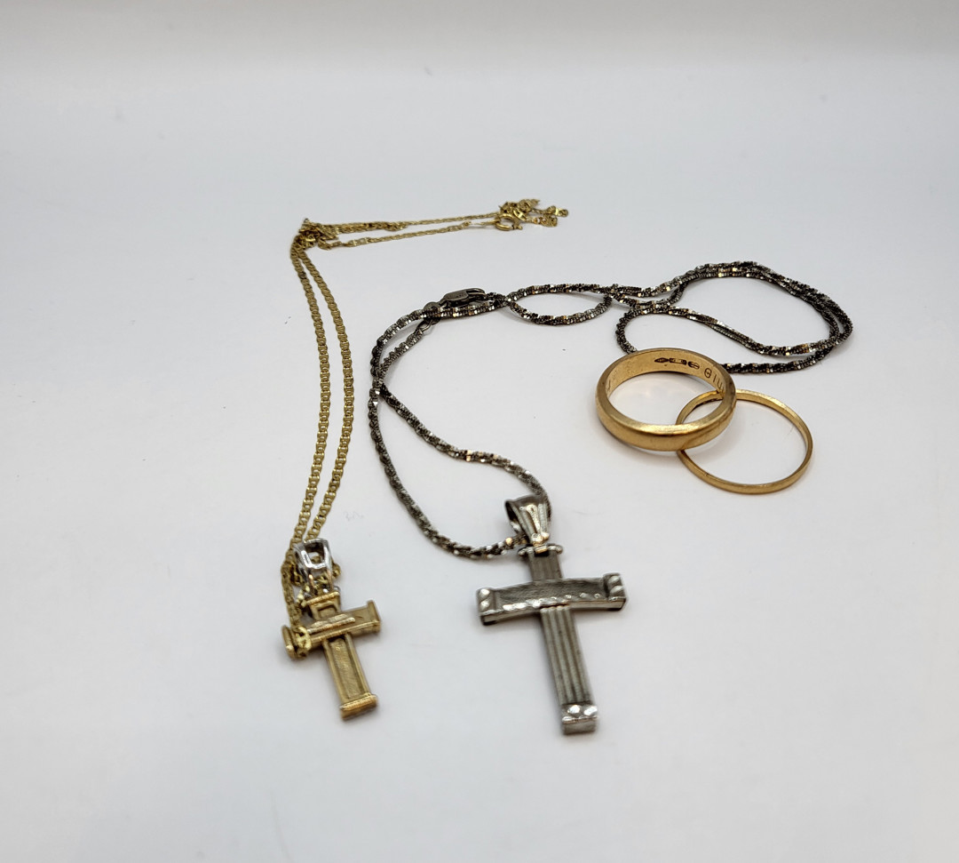 Vari oggetti oro pietre