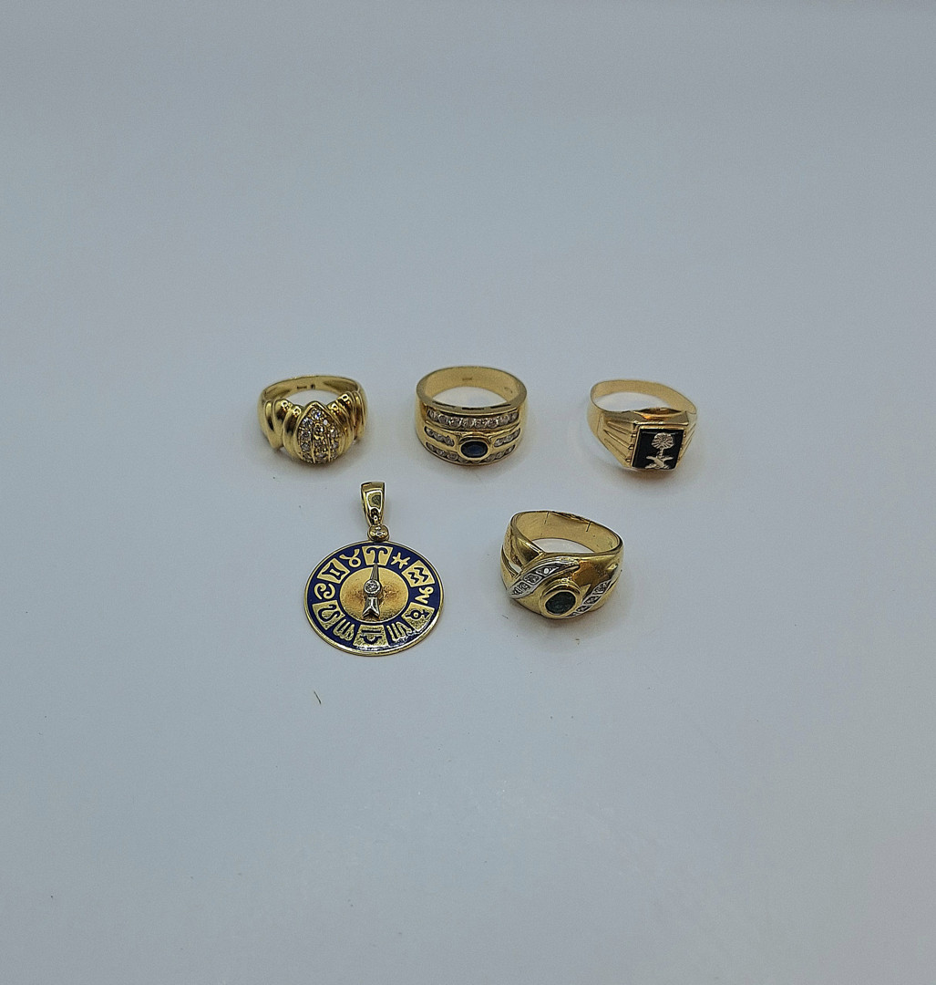 Vari oggetti oro smalti pietre diamantini