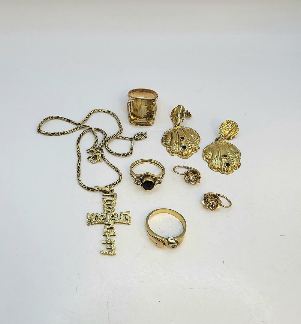 Vari oggetti oro pietre diamantini