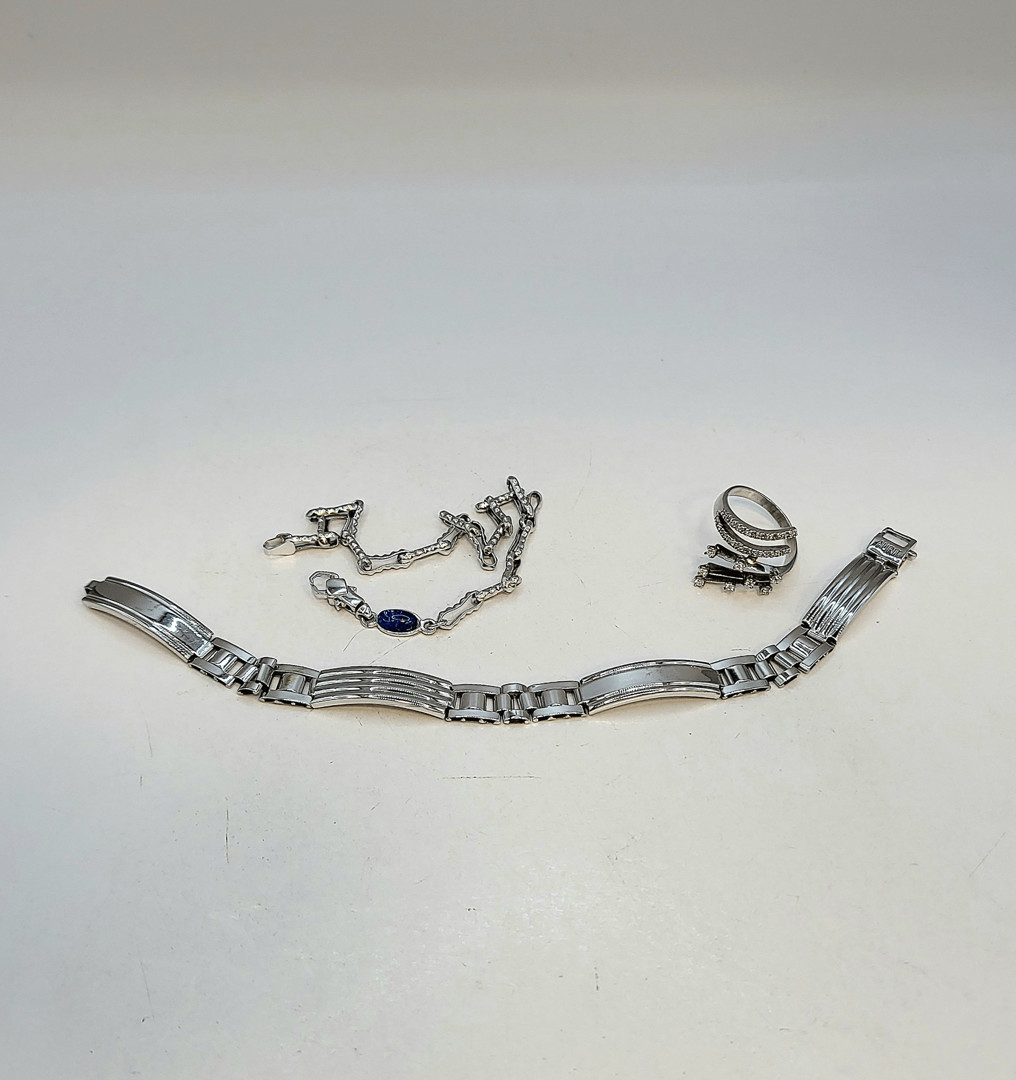 Anello e due bracciali oro diamantini pietre