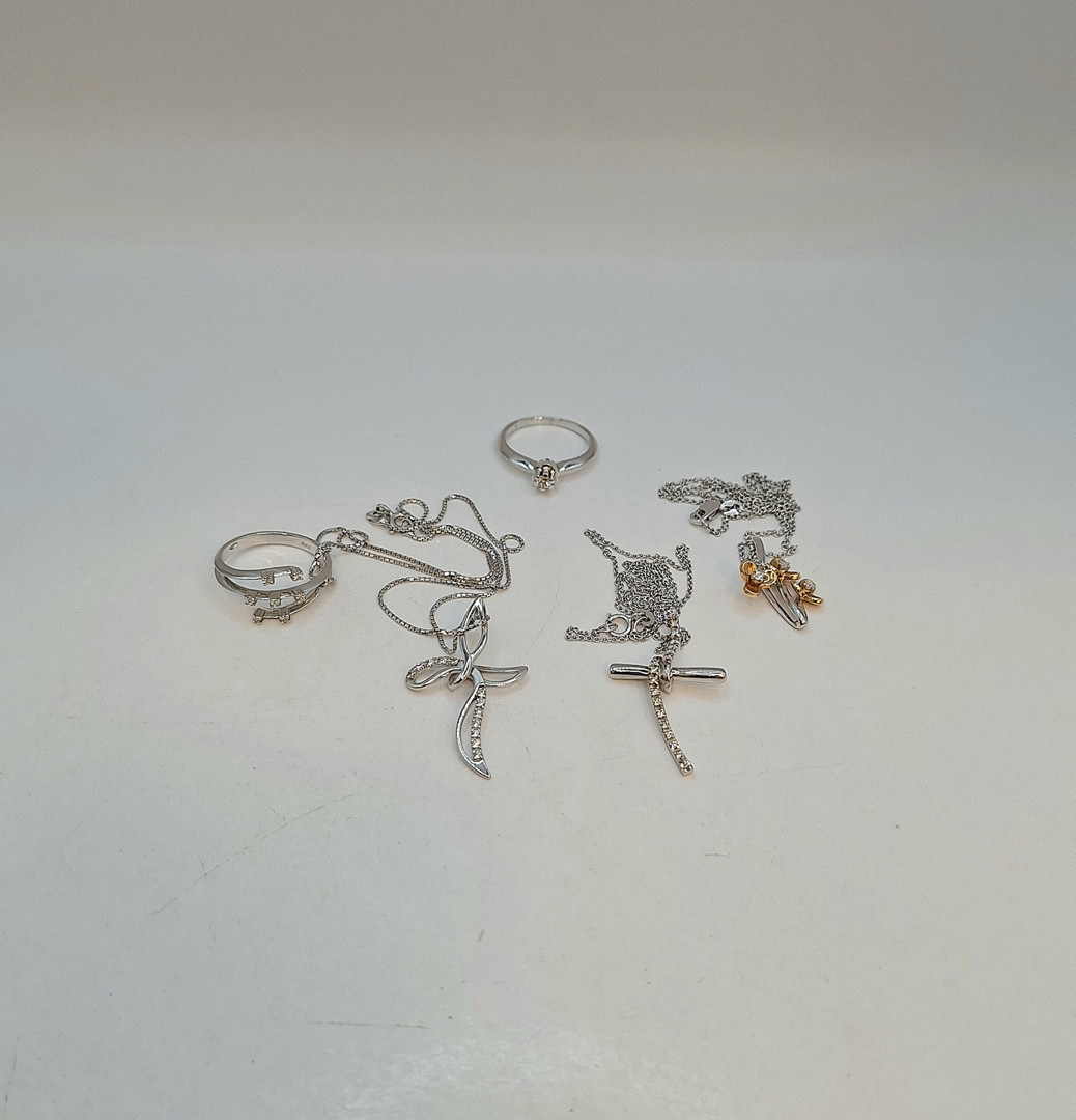 Vari oggetti oro diamantini pietre