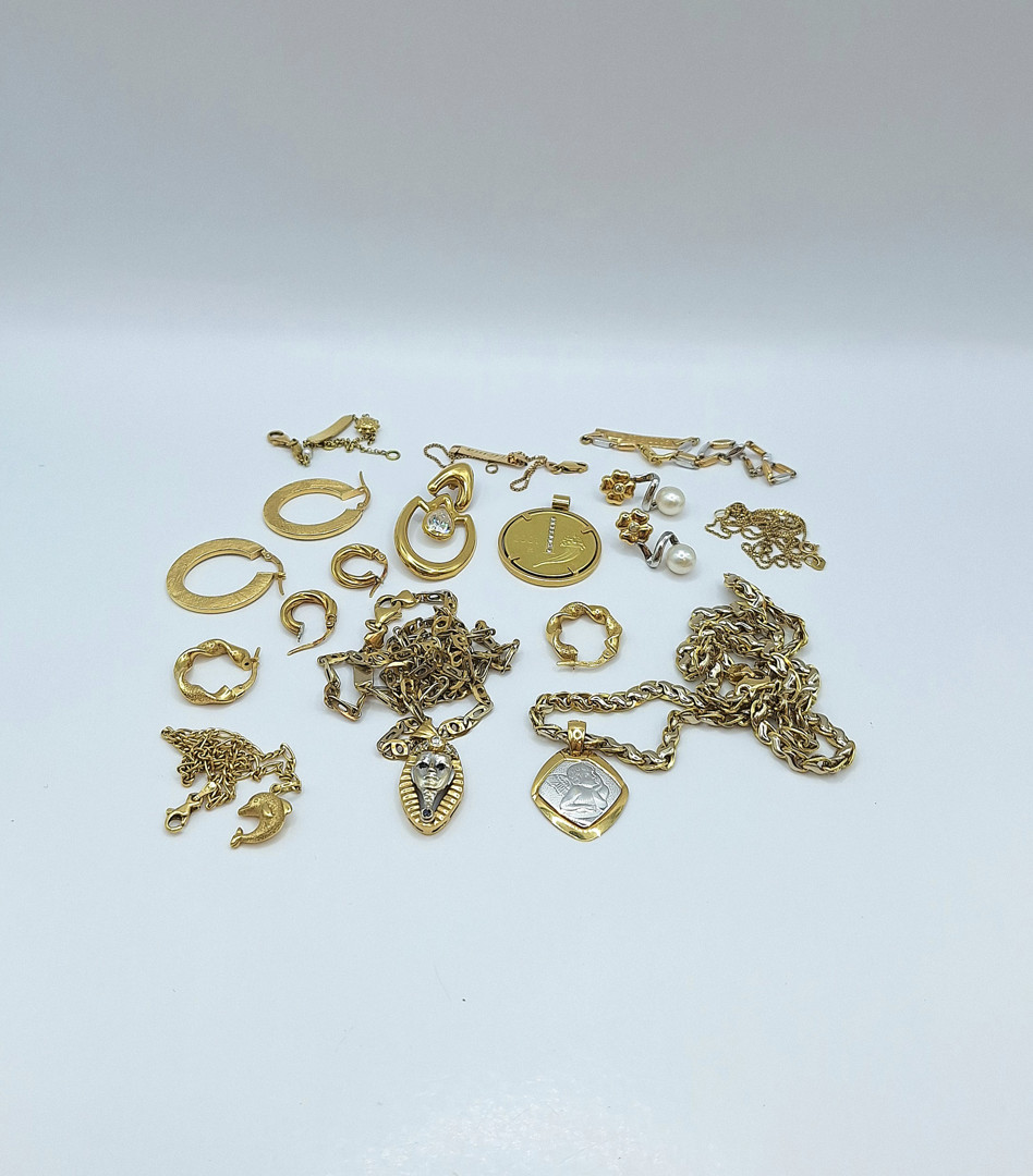 Vari oggetti oro pietre diamantini perle 