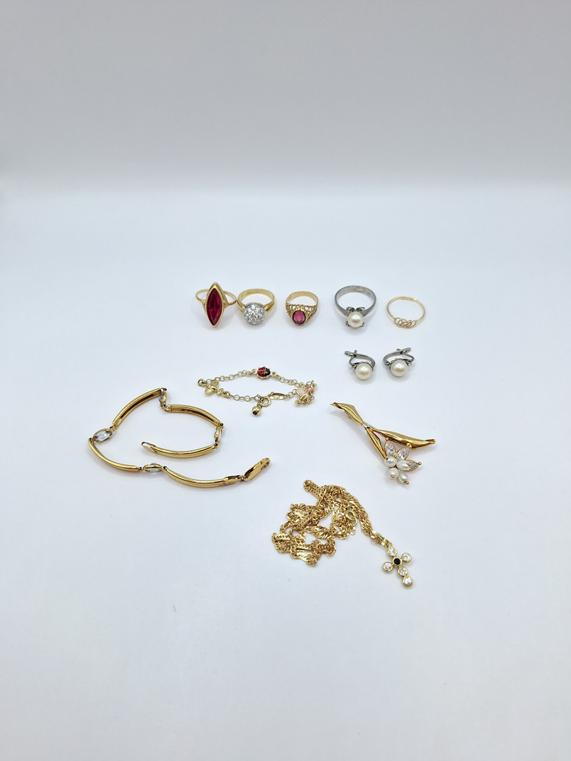 Vari oggetti oro pietre diamantini perle