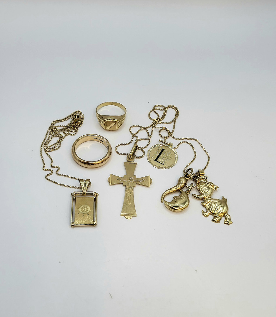 Vari oggetti oro smalti