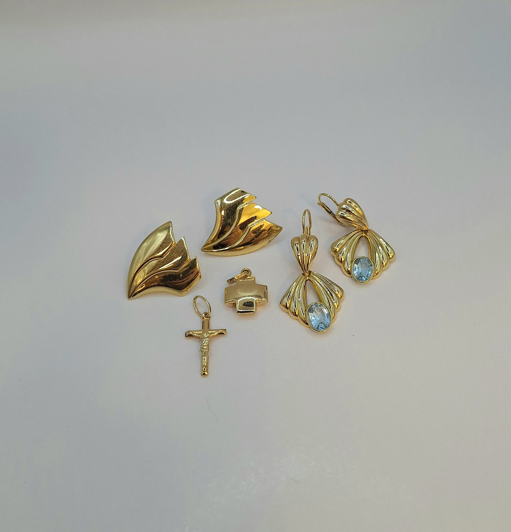 Due paia di orecchini e due pezzi oro pietre