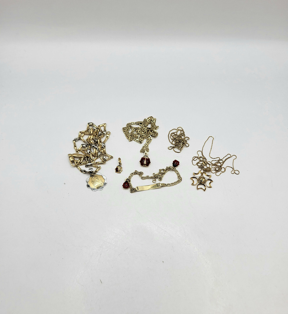 Vari oggetti oro pietra smalto