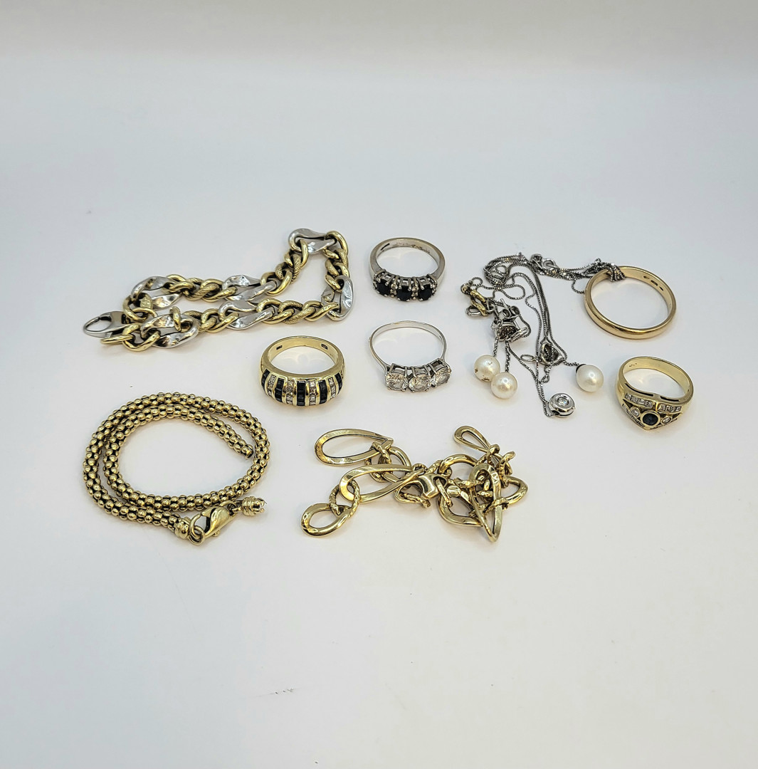 Vari oggetti oro diamanti pietre