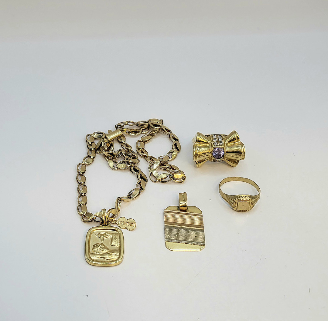 Vari oggetti oro pietre