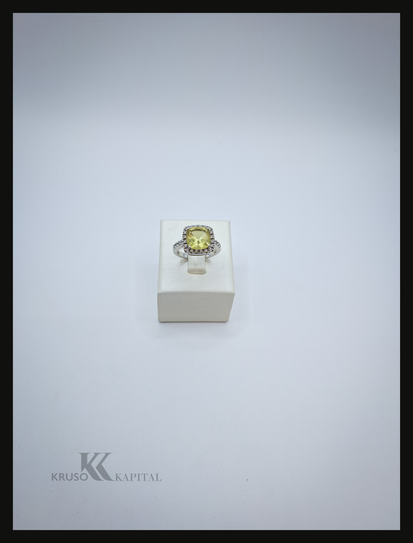 Anello a firma Giorgio Visconti in oro con pietra e diamantini