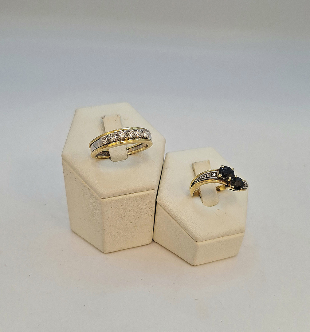 Due anelli oro pietre diamanti 