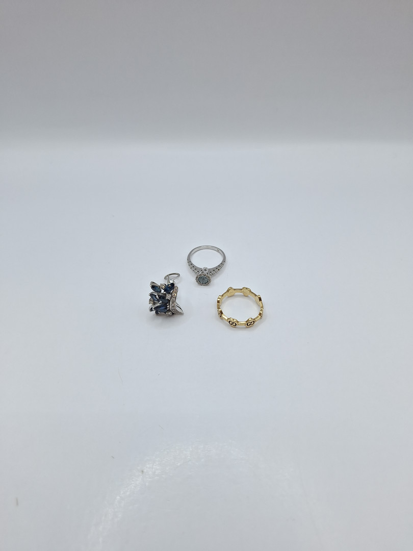 Due anelli e orecchino oro diamanti pietre