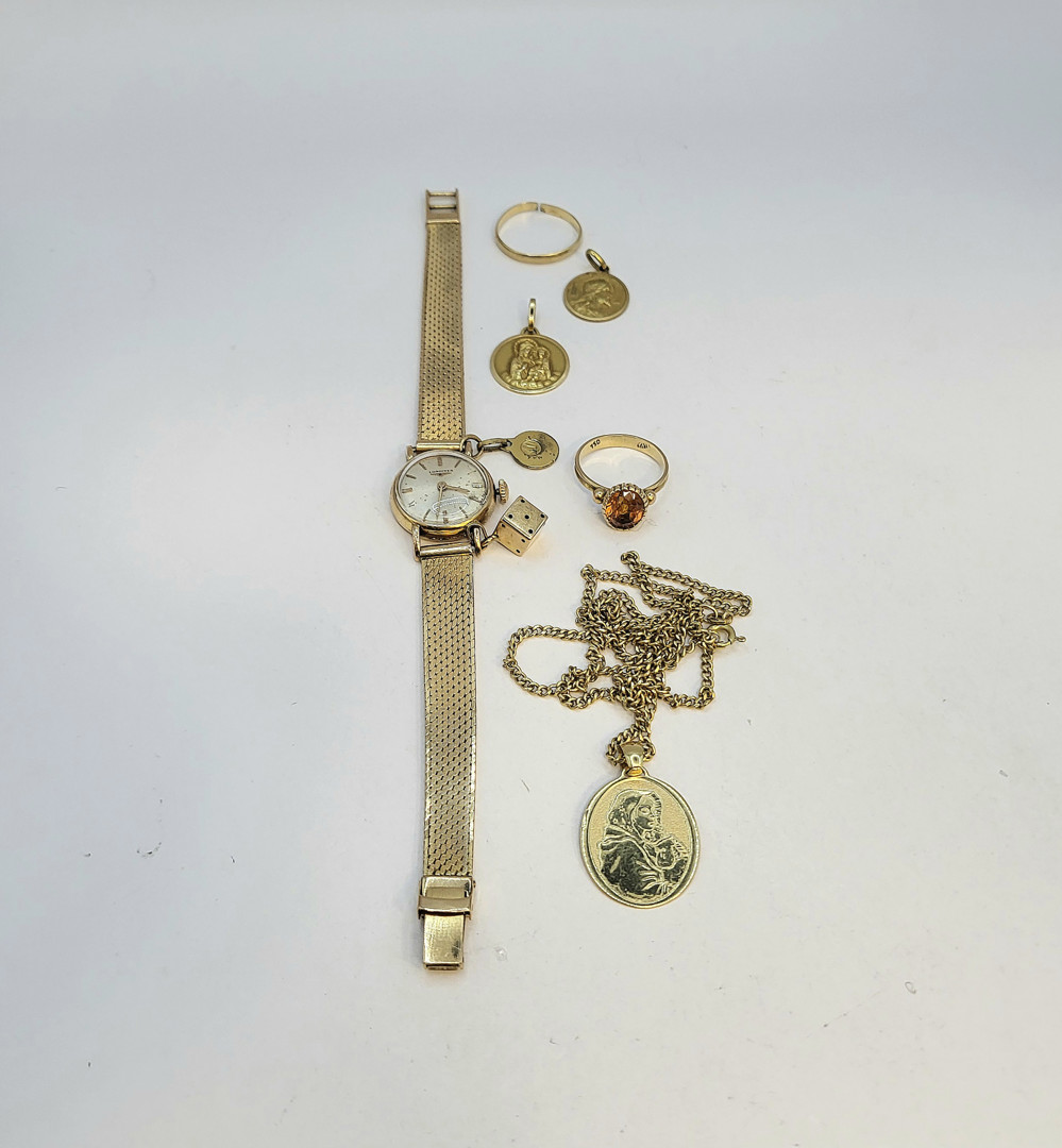 Vari oggetti oro pietra