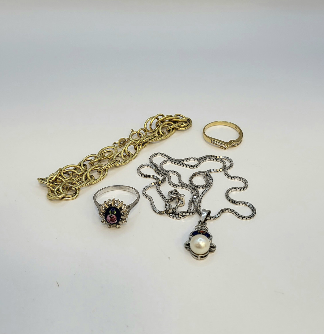 Vari oggetti oro pietre perla smalti 