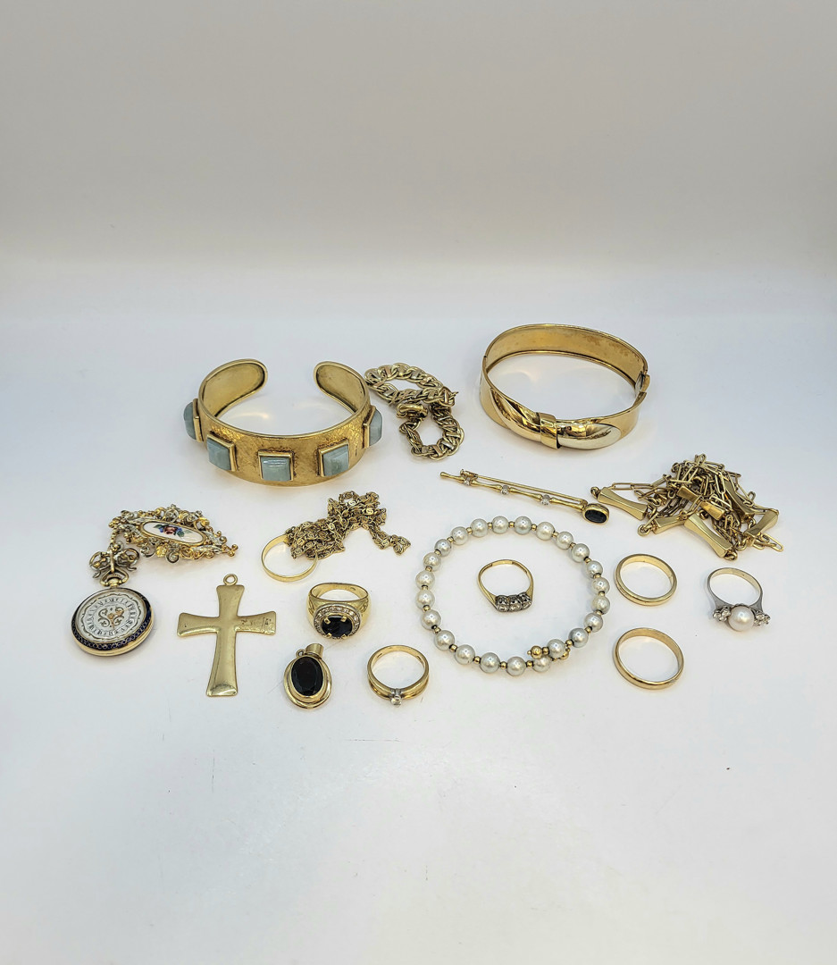 Vari oggetti oro pietre perle smalti