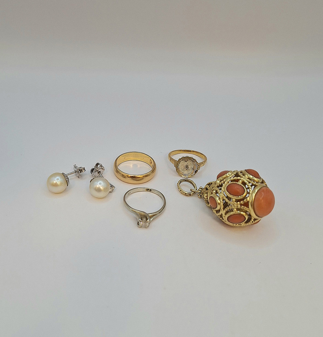 Vari oggetti in oro pietre diamantini perle 
