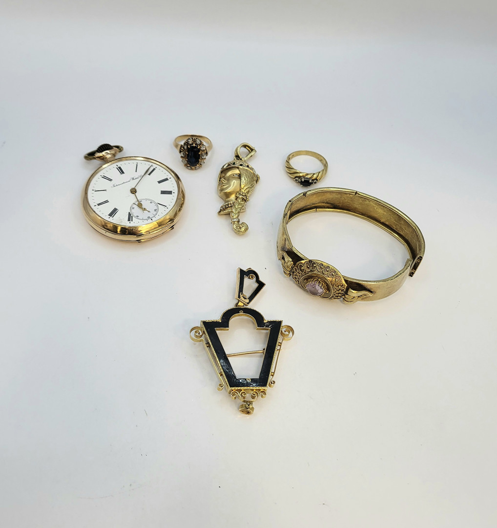 Vari oggetti in oro diamantini pietre