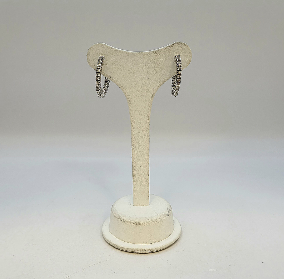 Un paio orecchini a cerchio oro diamanti