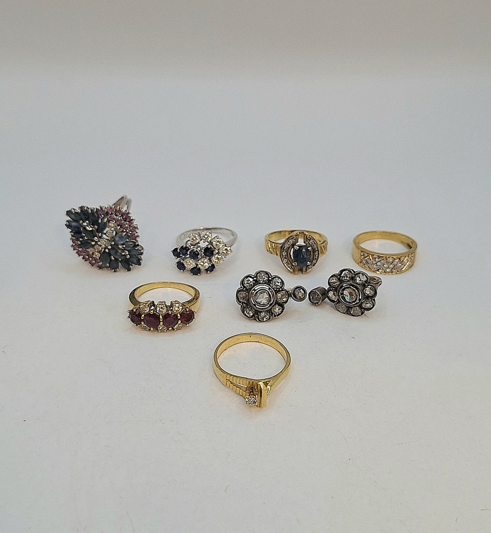 Vari oggetti oro pietre diamanti argento