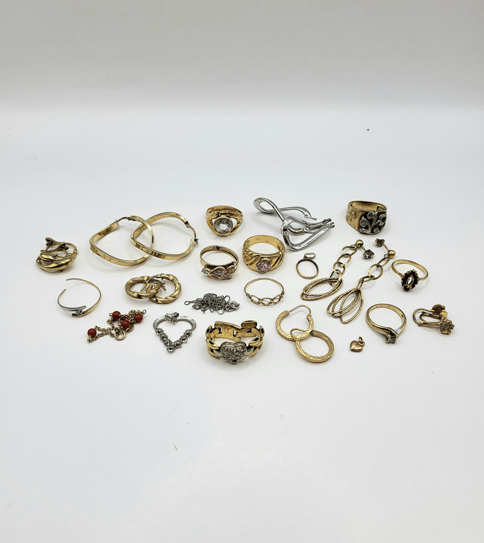 Vari oggetti oro pietre 