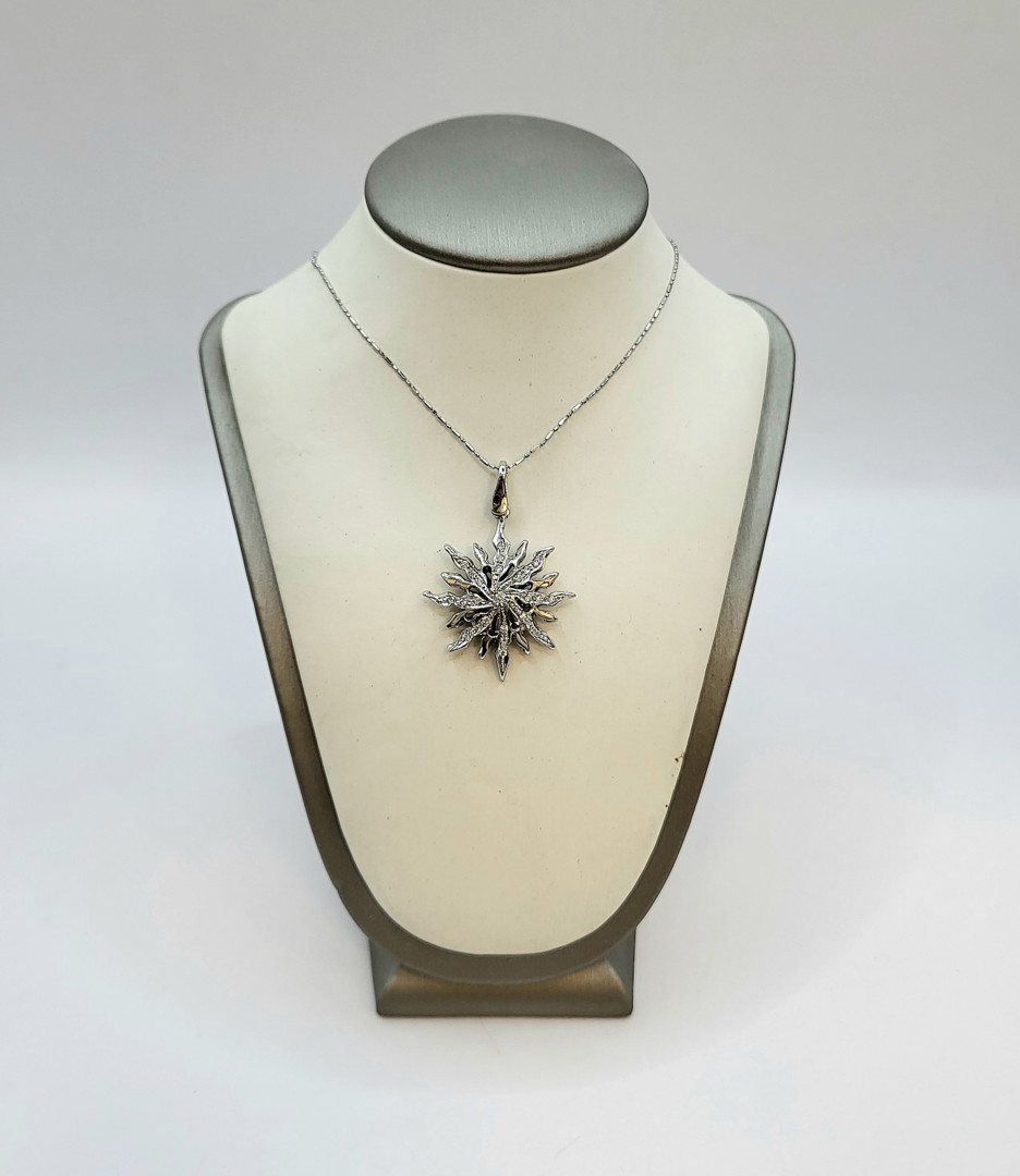 Catenina e ciondolo oro diamantini