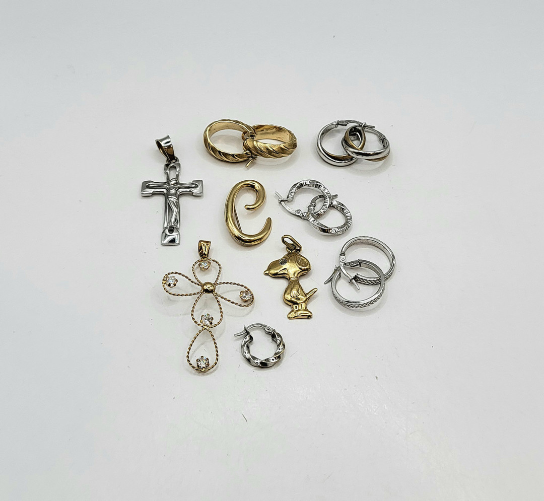 Vari oggetti in oro pietre 