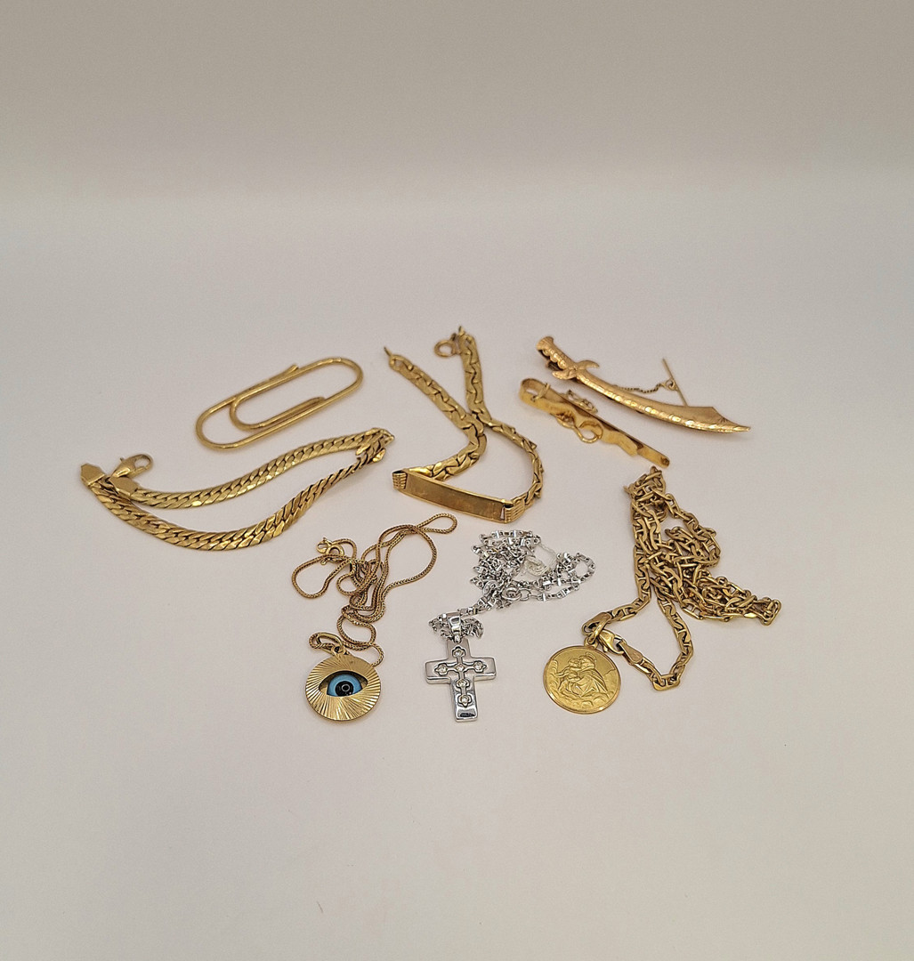 Vari oggetti in oro pietre 