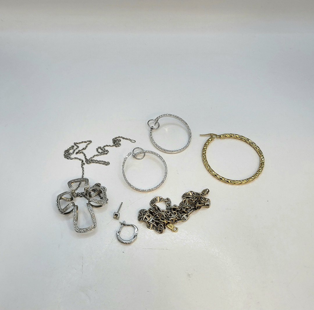 Vari oggetti oro diamanti pietre