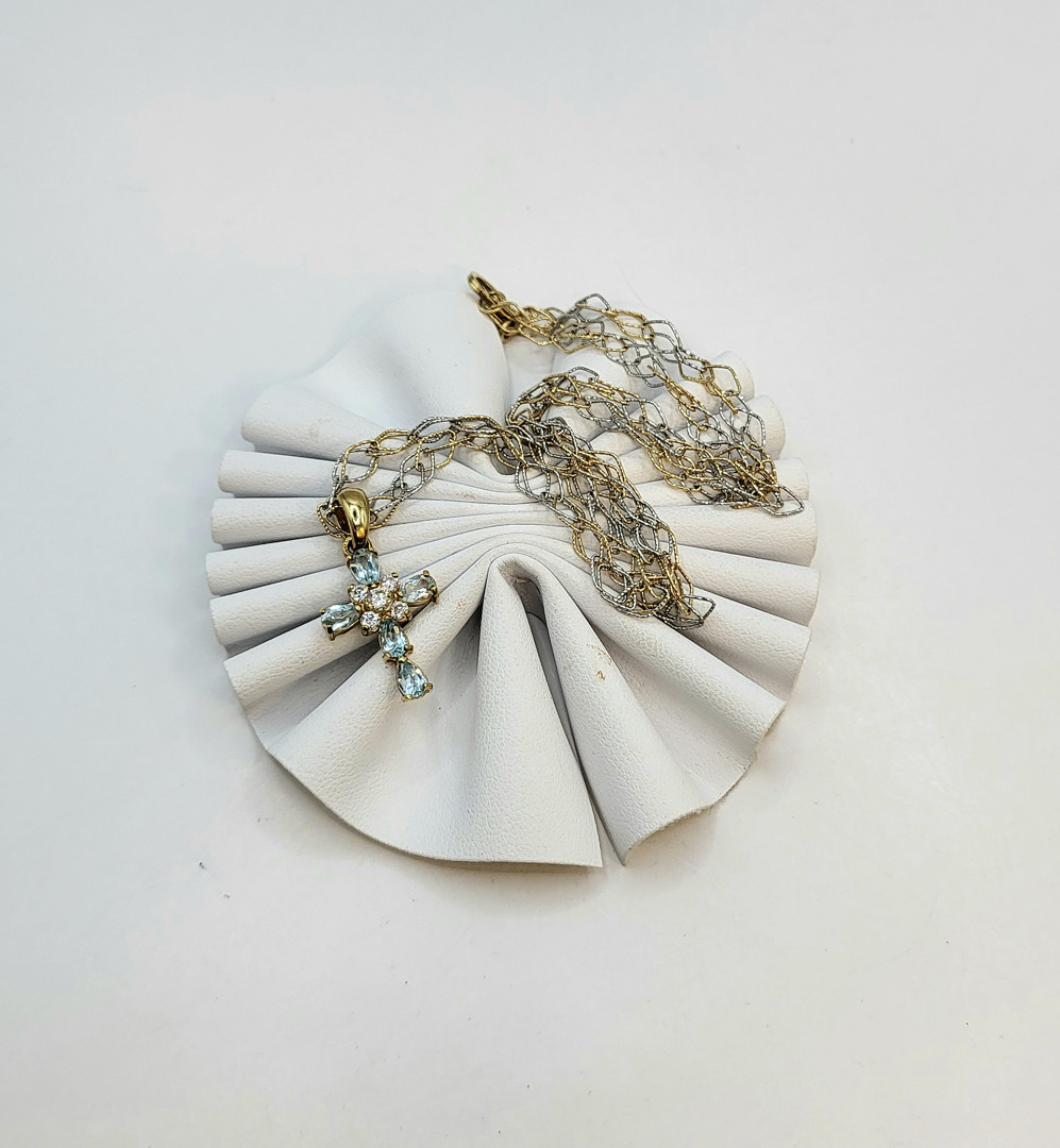 Collana e croce oro pietre