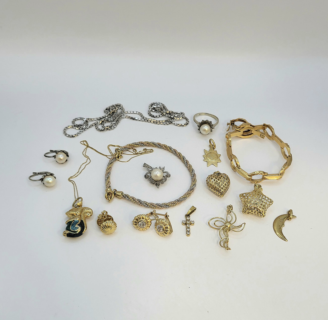 Vari oggetti oro pietre perle smalti