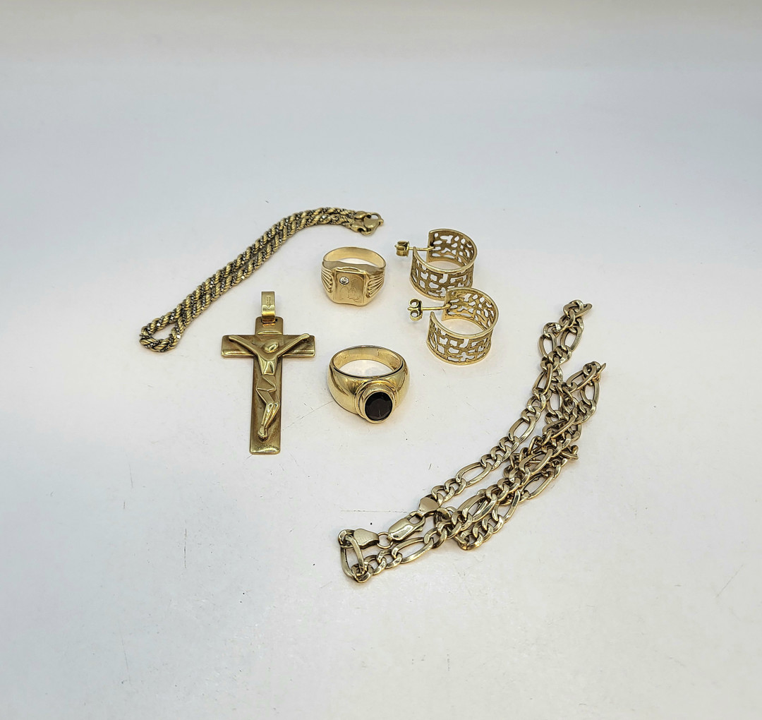 Vari oggetti in oro pietre 