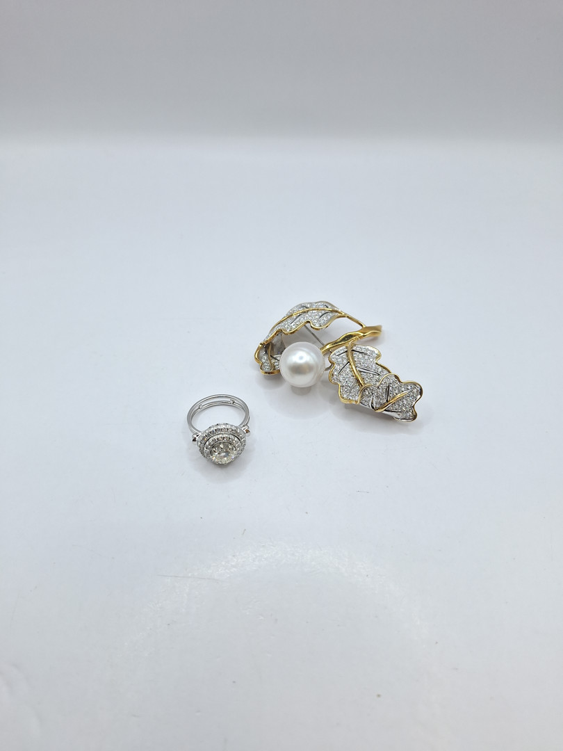 Anello con diamante centrale e spilla oro perla diamanti
