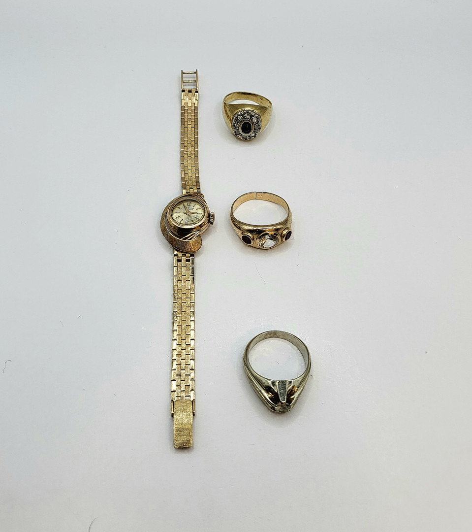 Vari oggetti oro pietre