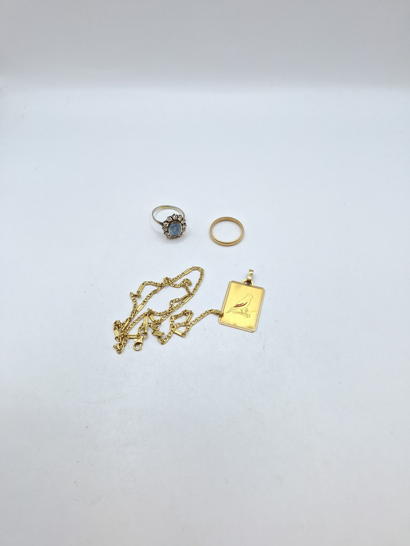 Due anelli collana e ciondolo oro pietra diamantini