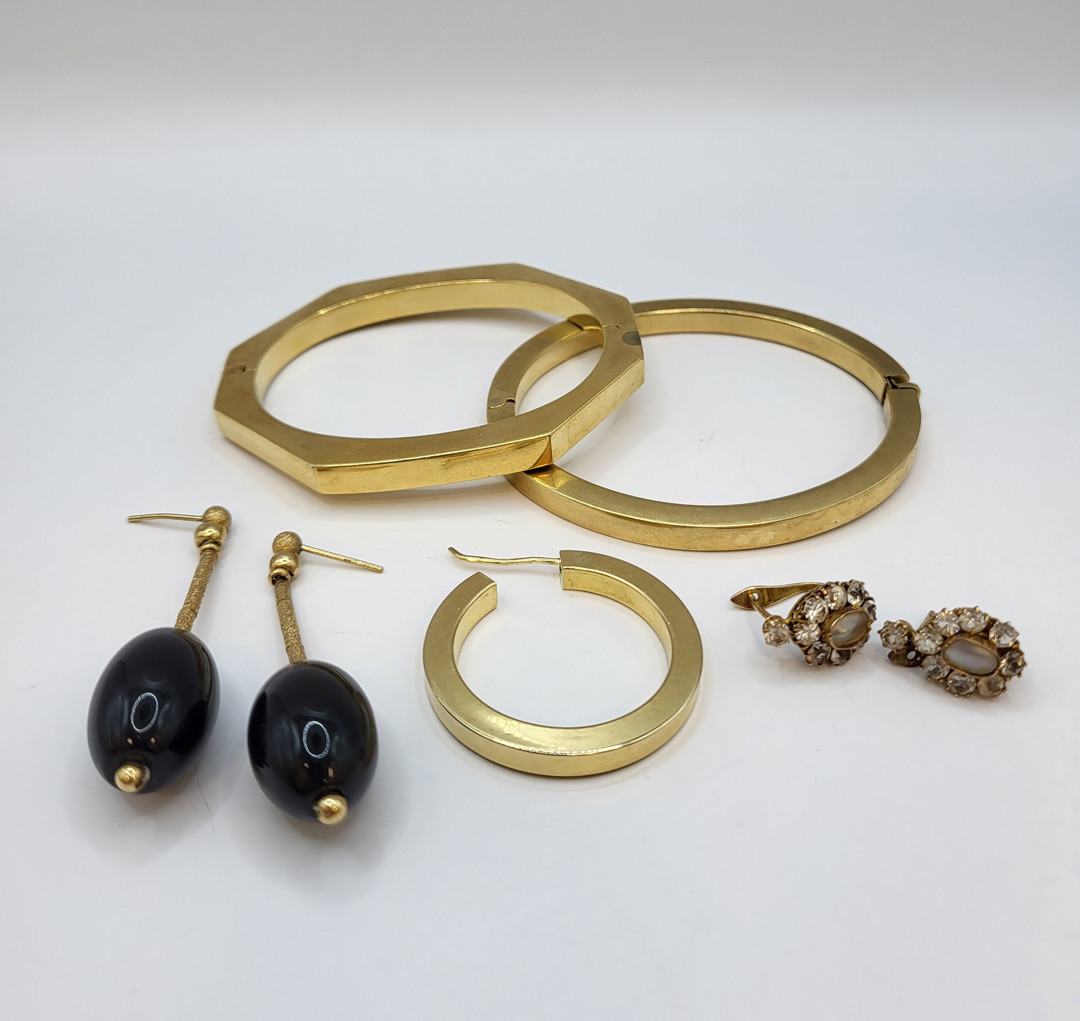 Vari oggetti oro pietre 