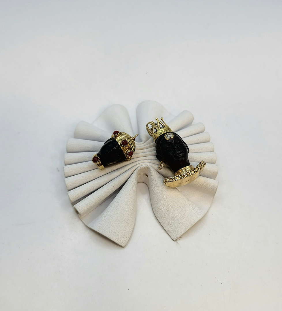 Due ciondoli oro composizione diamante pietre