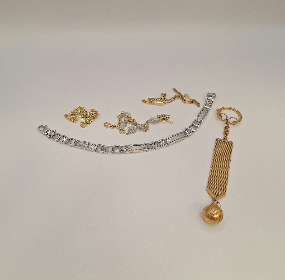 Quattro bracciali e portachiavi oro