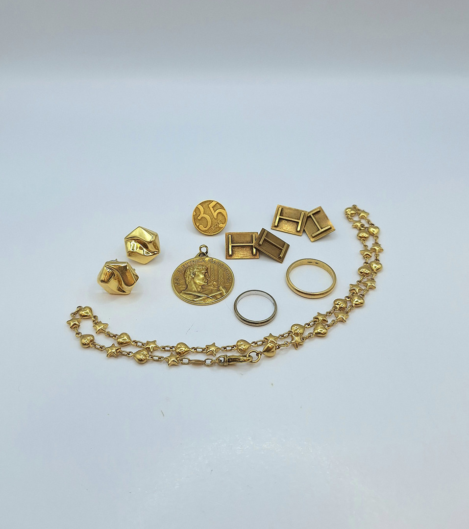 Vari oggetti in oro 