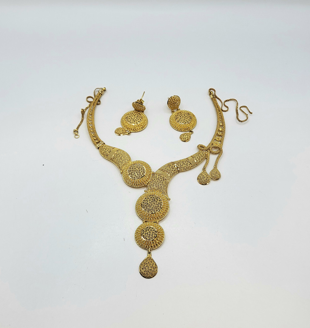 Collana e paio orecchini oro