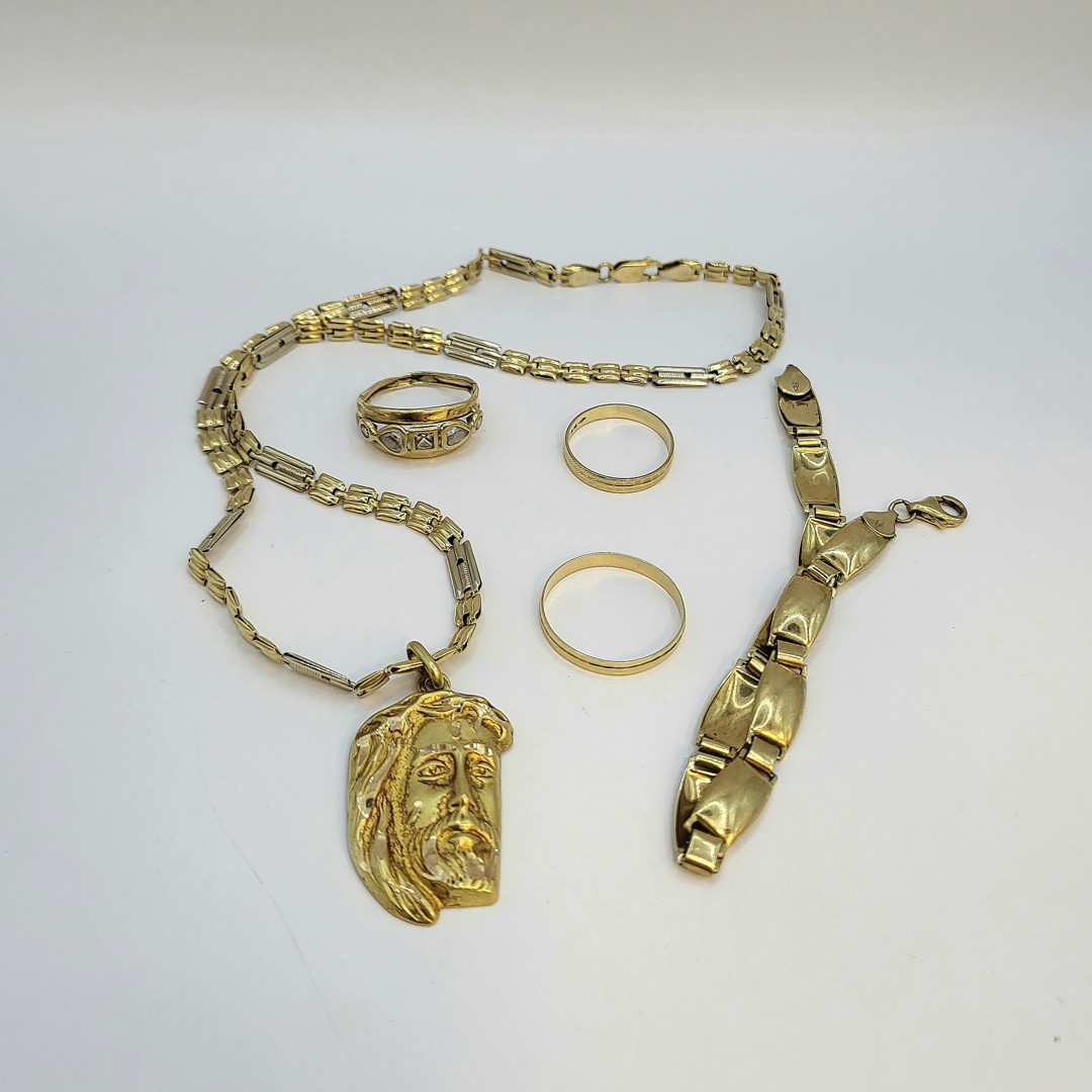 Tre anelli bracciale collana e ciondolo oro pietre