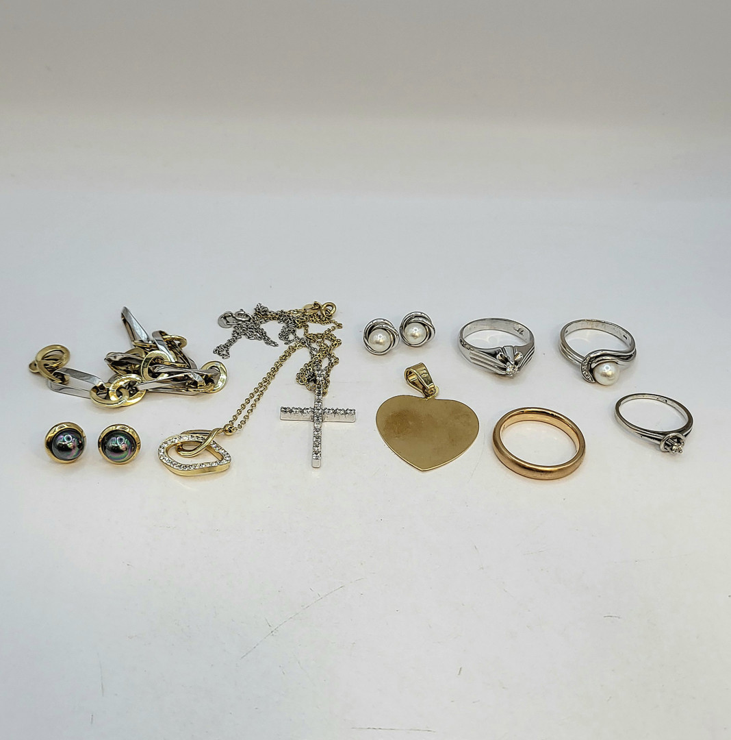 Vari oggetti oro diamantini pietre perle