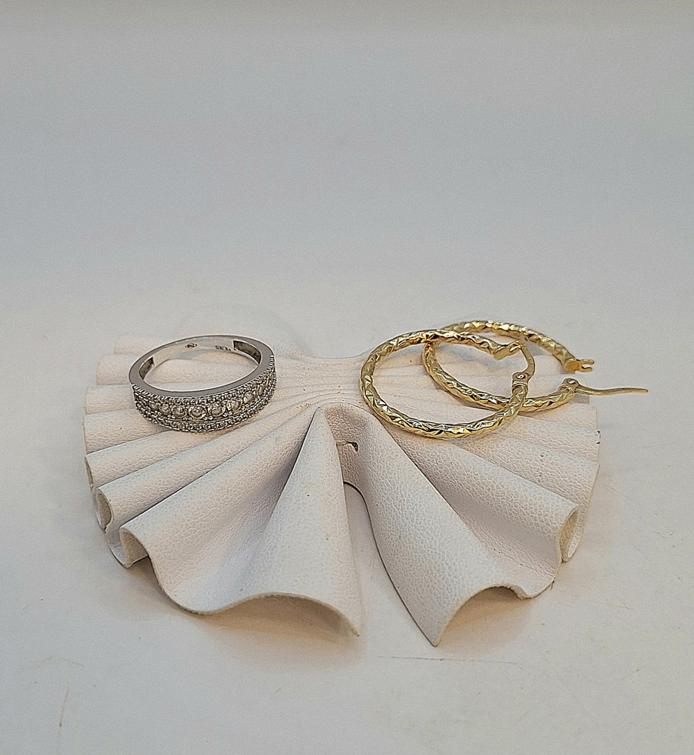 Anello e un paio orecchini oro pietre 