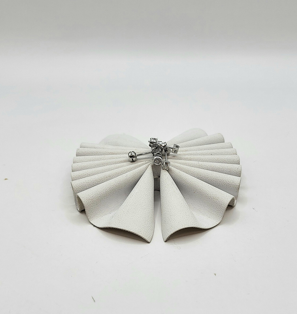 Due paia orecchini oro diamantini