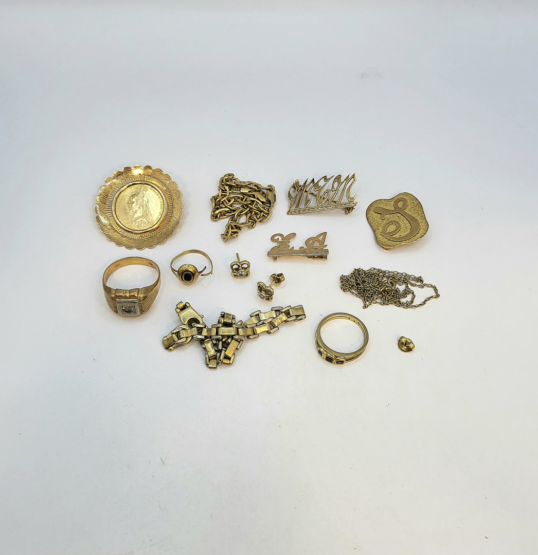 Vari oggetti in oro pietre 