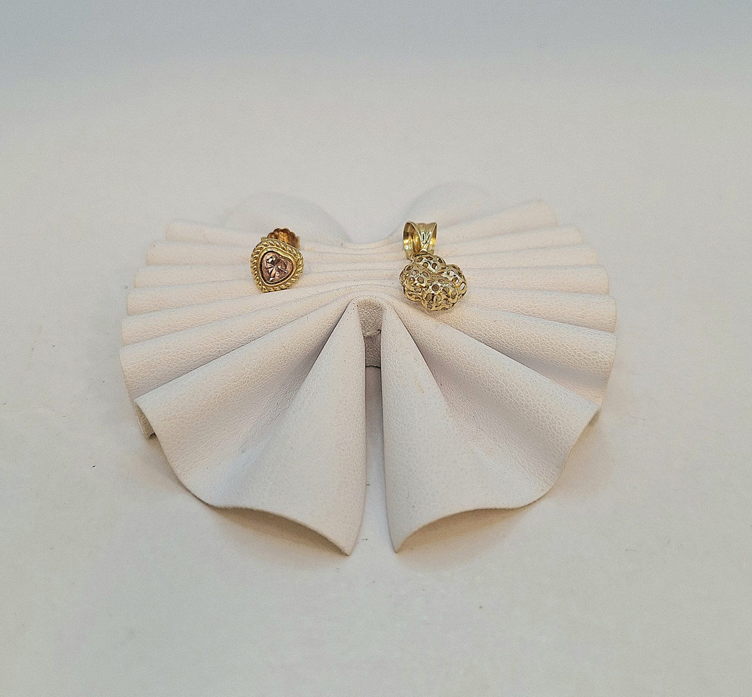 Ciondolo e orecchino oro pietra