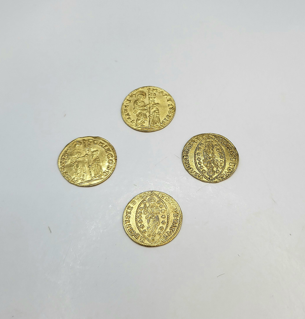 Quattro pezzi in oro 