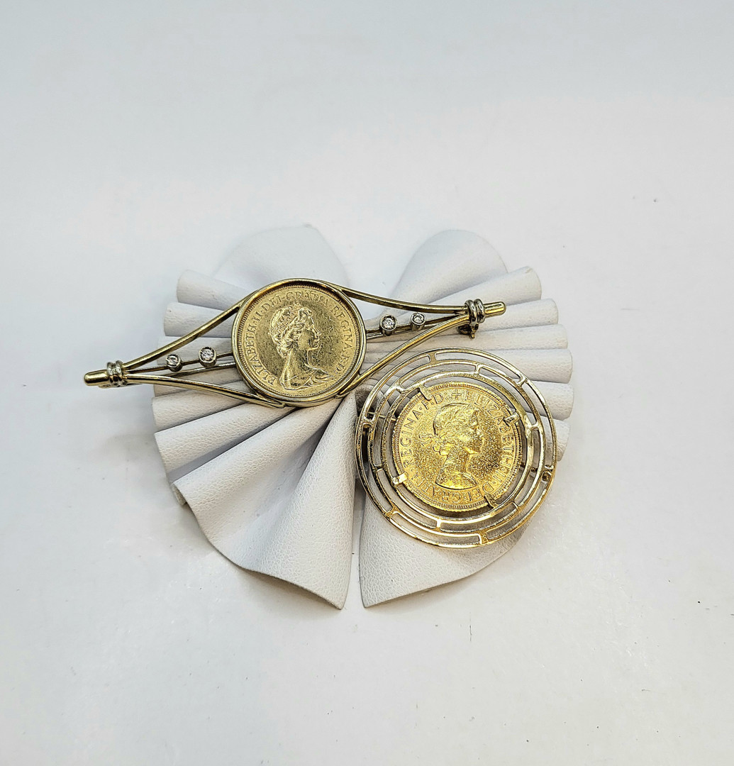 Due spille con due sterline oro 